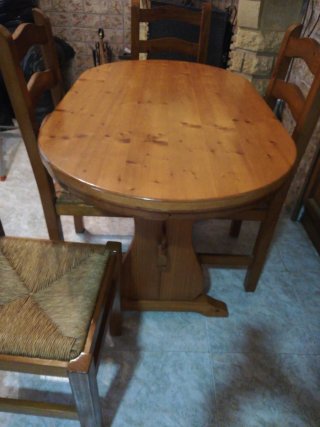 Mesa de madera con 4 sillas