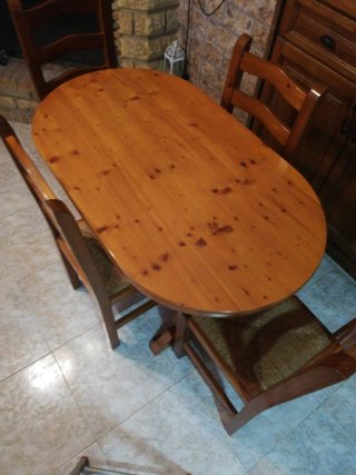 Mesa de madera con 4 sillas