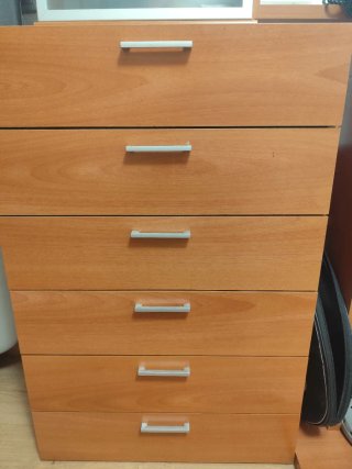 Sofá, muebles, mesa y sillas