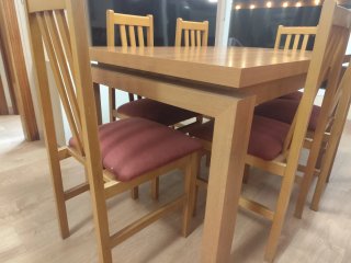 Sofá, muebles, mesa y sillas