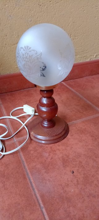 Lámpara de mesa de madera y cristal