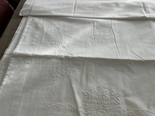 Lenzuola matrimoniali in puro lino ricamate