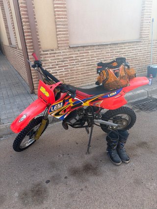 Moto LEM+casco+peto protector+botas