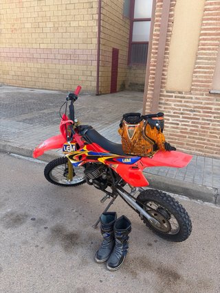 Moto LEM+casco+peto protector+botas