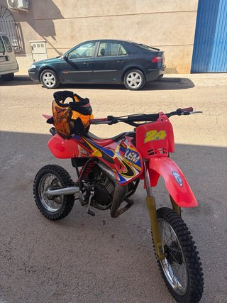 Moto LEM+casco+peto protector+botas
