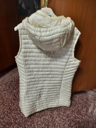 Chaqueta negra con capucha y pelo