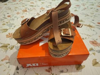 Sandalias doradas tacón bloque Talla 40