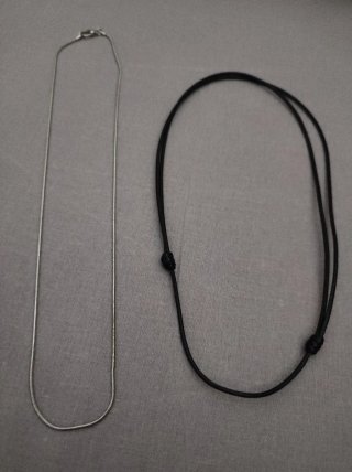 Dos collares plata y negro