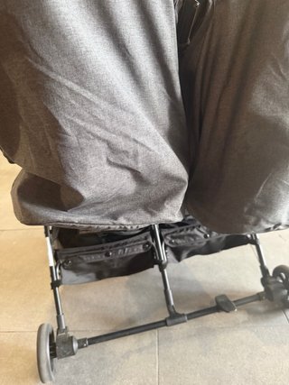 Silla de paseo doble gris, con muy poco uso