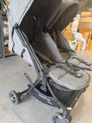 Silla de paseo doble gris, con muy poco uso