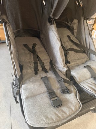 Silla de paseo doble gris, con muy poco uso