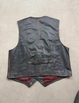 Chaleco de piel negro con detalles rojos
