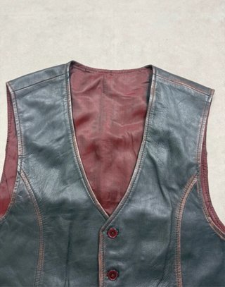 Chaleco de piel negro con detalles rojos