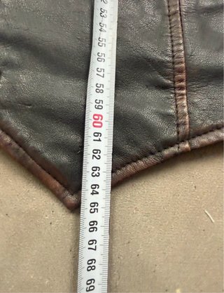 Chaleco de piel negro con detalles rojos