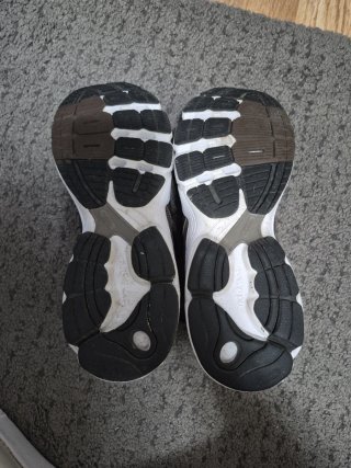 Zapatillas Adidas Marrones y Blancas