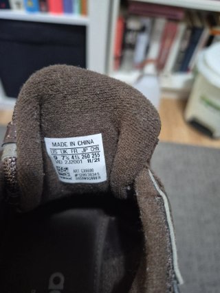 Zapatillas Adidas Marrones y Blancas
