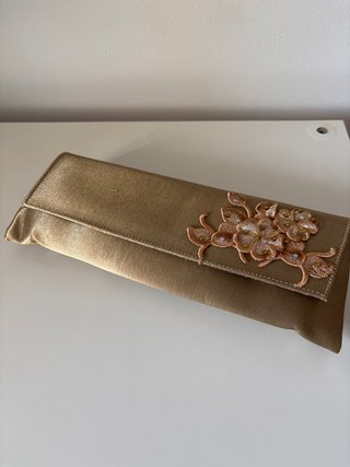 Bolso de fiesta dorado con flores