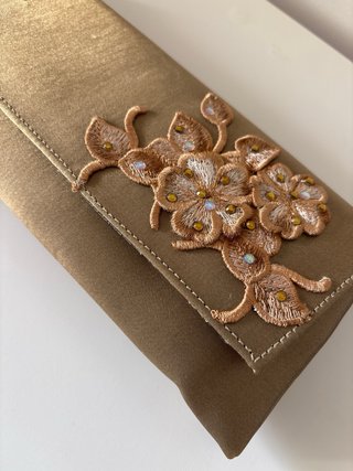 Bolso de fiesta dorado con flores