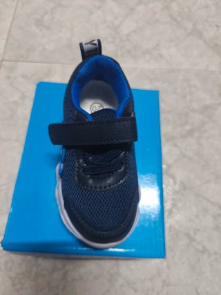 Zapatillas deportivas niño coche azul