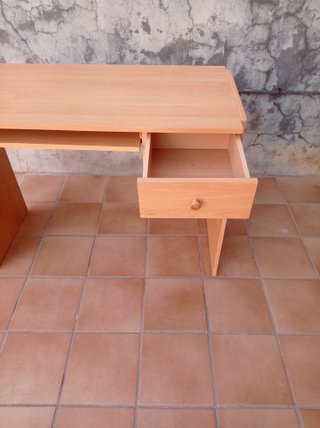 Escritorio de madera con cajón y estante