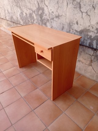 Escritorio de madera con cajón y estante