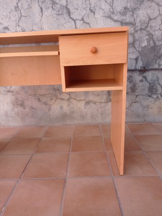 Escritorio de madera con cajón y estante