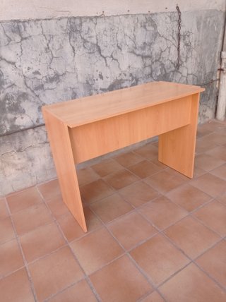 Escritorio de madera con cajón y estante