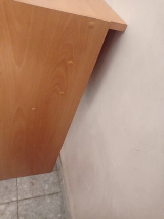 Escritorio de madera con cajón y estante