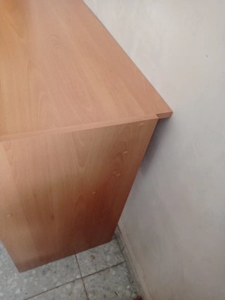 Escritorio de madera con cajón y estante