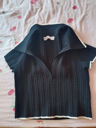 Camiseta Bershka negra cuello polo talla L