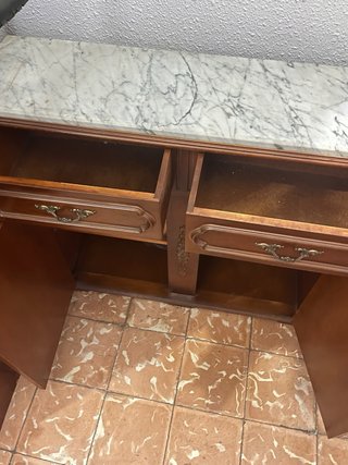 Aparador de madera con tapa de mármol