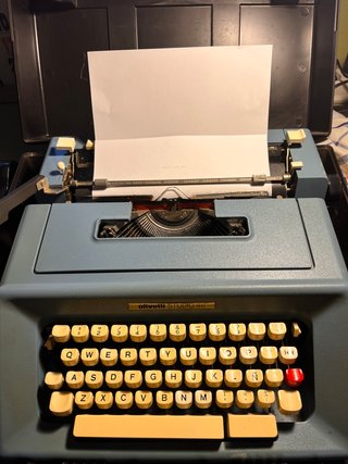 Máquina de escribir Olivetti Studio 46 con estuche