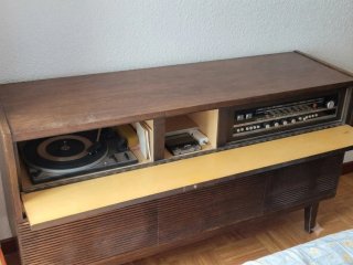 Mueble de música vintage con tocadiscos y radio