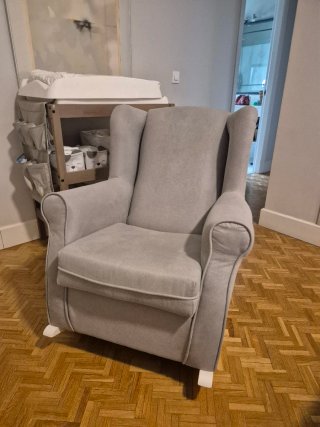 Sillón de lactancia gris