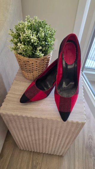 Zapatos de tacón a cuadros rojos y negros