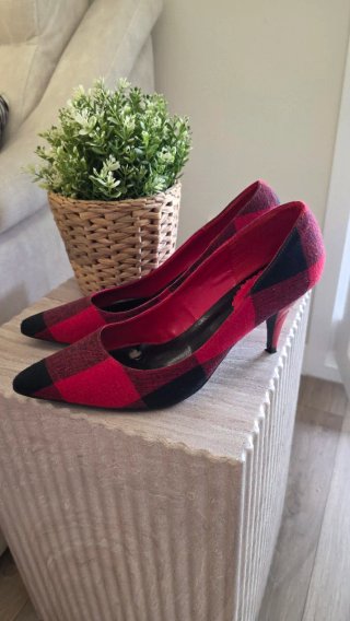 Zapatos de tacón a cuadros rojos y negros