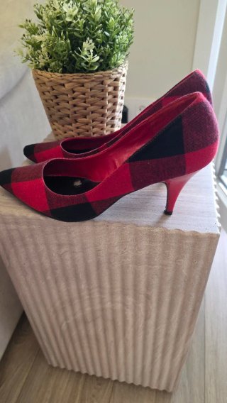 Zapatos de tacón a cuadros rojos y negros