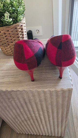 Zapatos de tacón a cuadros rojos y negros