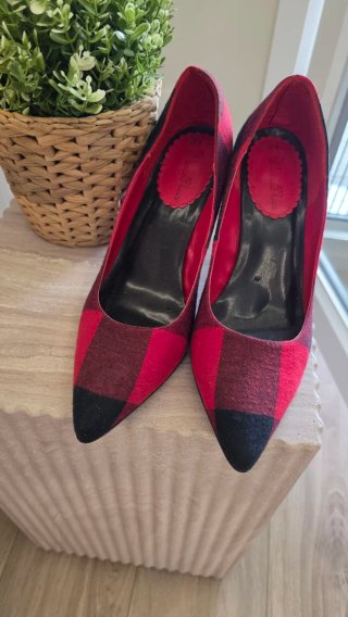 Zapatos de tacón a cuadros rojos y negros