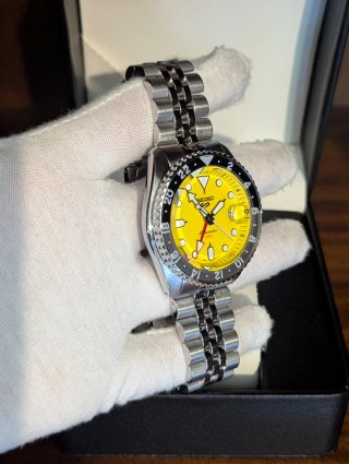 Reloj Seiko Mod GMT Automático Amarillo