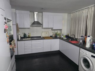 Habitación grande con armario