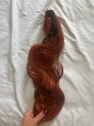 Peluca castaña larga ondulada