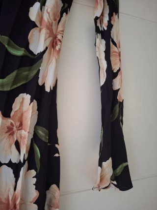Vestido negro con flores rosas