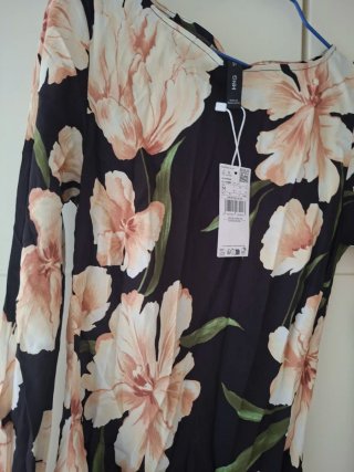Vestido negro con flores rosas