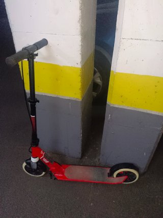 Patinete rojo