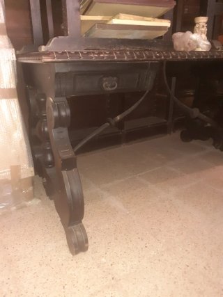 Antigua mesa de despacho madera y metal