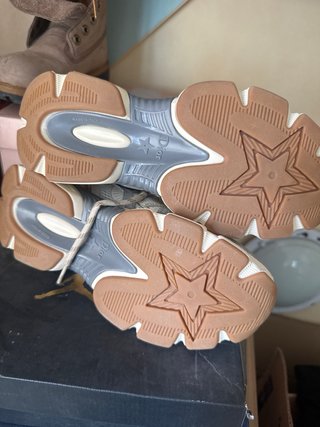 Zapatillas Deportivas Doradas y Plateadas