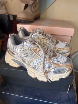 Zapatillas Deportivas Doradas y Plateadas
