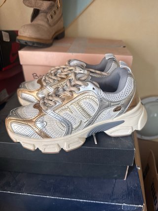 Zapatillas Deportivas Doradas y Plateadas