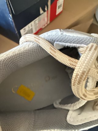 Zapatillas Deportivas Doradas y Plateadas
